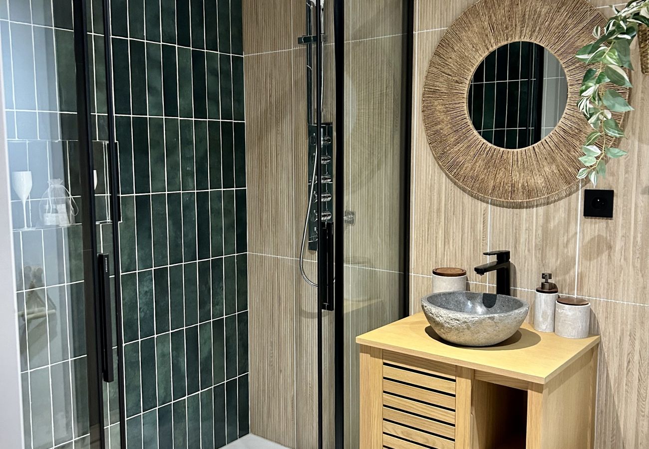 Apartment in Le Muy - L'Indiana, douche sensorielle 2/4 personnes